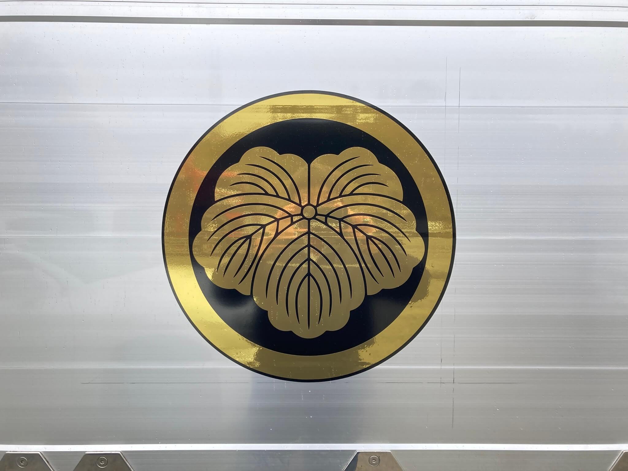 池田工芸が作製した片桐運輸の家紋カッティングシート